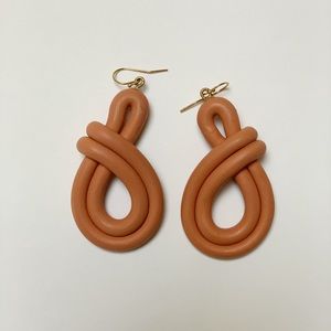 Soft corner 2 turn earrings in Adobe